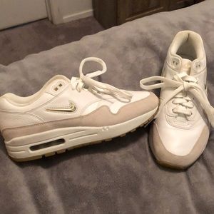 White nike airmax size 8